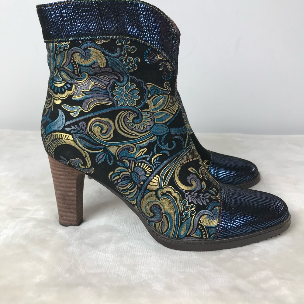 Blue and Gold Heeled Boots with Intricate Pattern - Picture 3 of 15